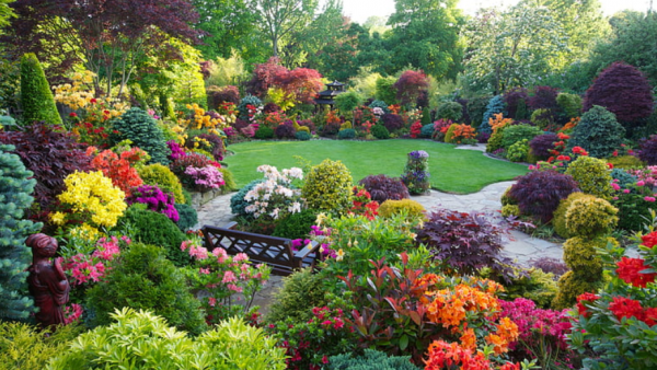 Taman asri dengan bunga-bunga warna-warni